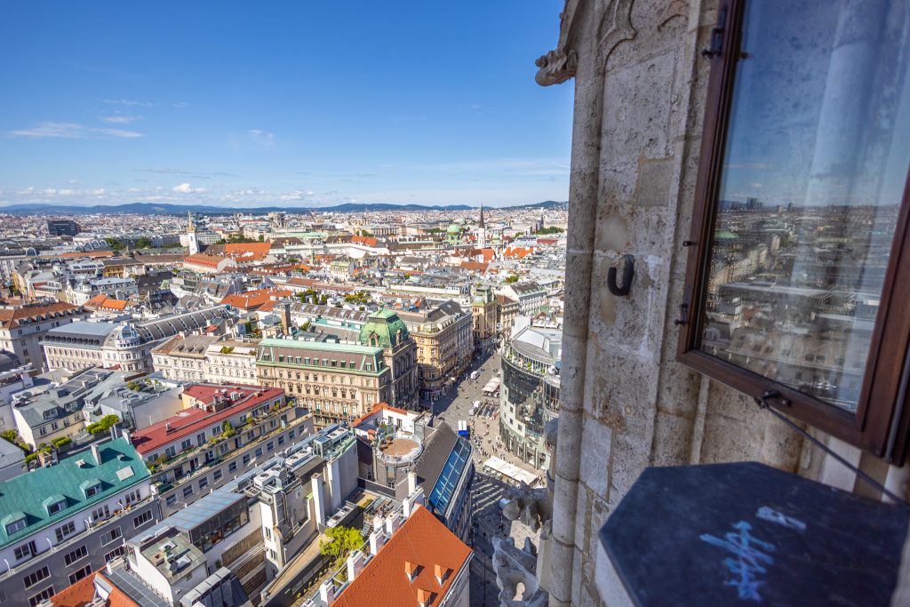 Blick aus dem Fenster des Südturmes des Stephansdomes auf den Stephansplatz und die Hausdächer und Kirchen Wiens
