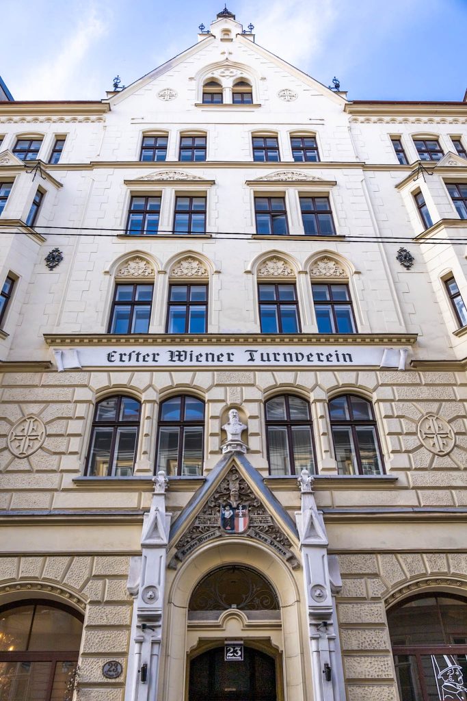 Weißes altes Haus mit Aufschrift erster Wiener Turnverein im Freihausvierel in Wien.