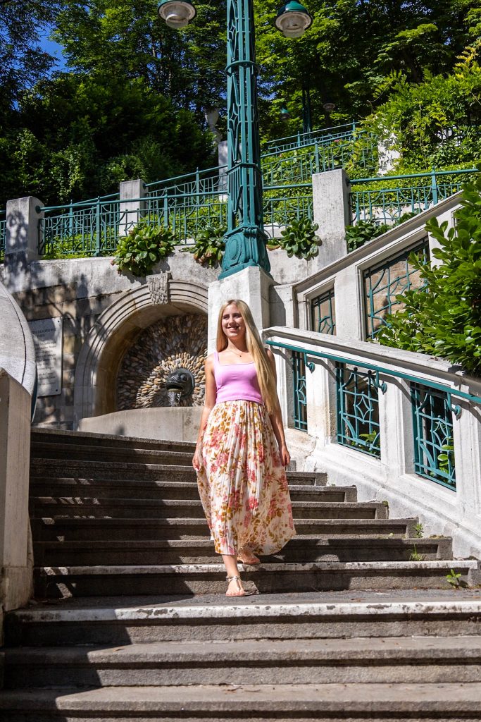 Stufen und grünes Geländer der Strudelhofstiege in Wien.
