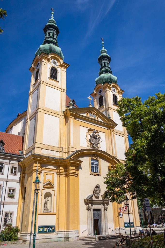 Gelbe Servitenkriche im Servitenviertel in Wien.