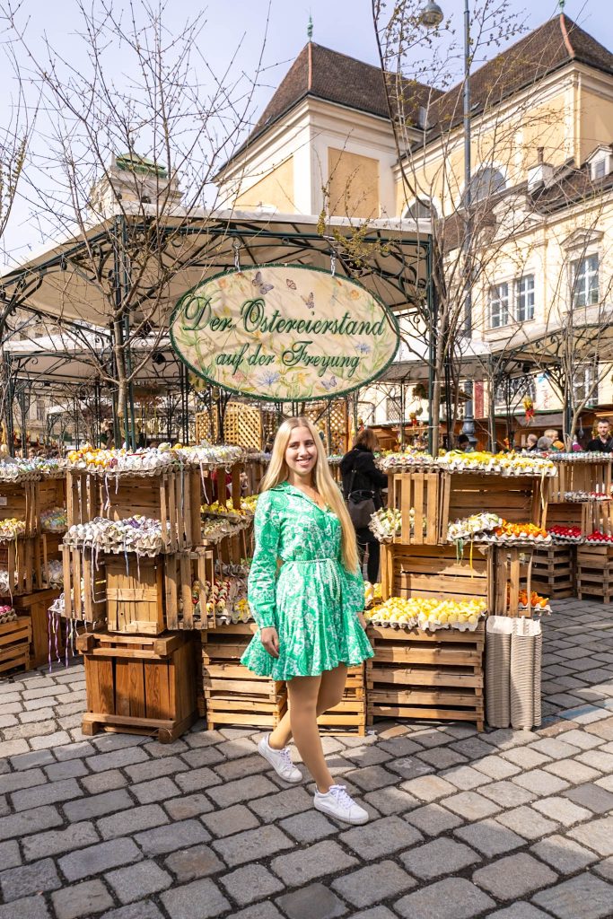 Ostereierstand auf der Freyung in Wien mit Holzkisten und bunten bemalten Ostereiern.