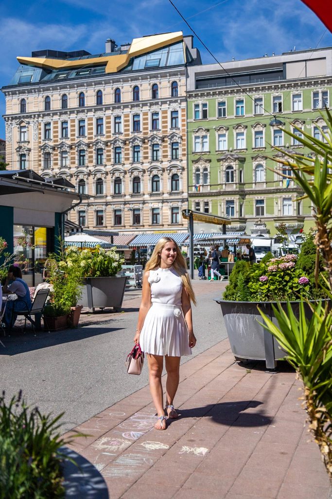 Karmelitermarkt in Wien mit Cafe, Marktständen und bunten Häusern im Hintergrund.