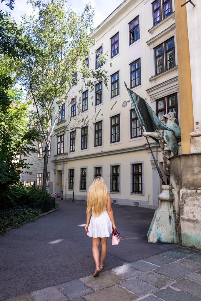 Soldatenfigur mit Fahne und Haus im Karmeliterviertel in Wien.