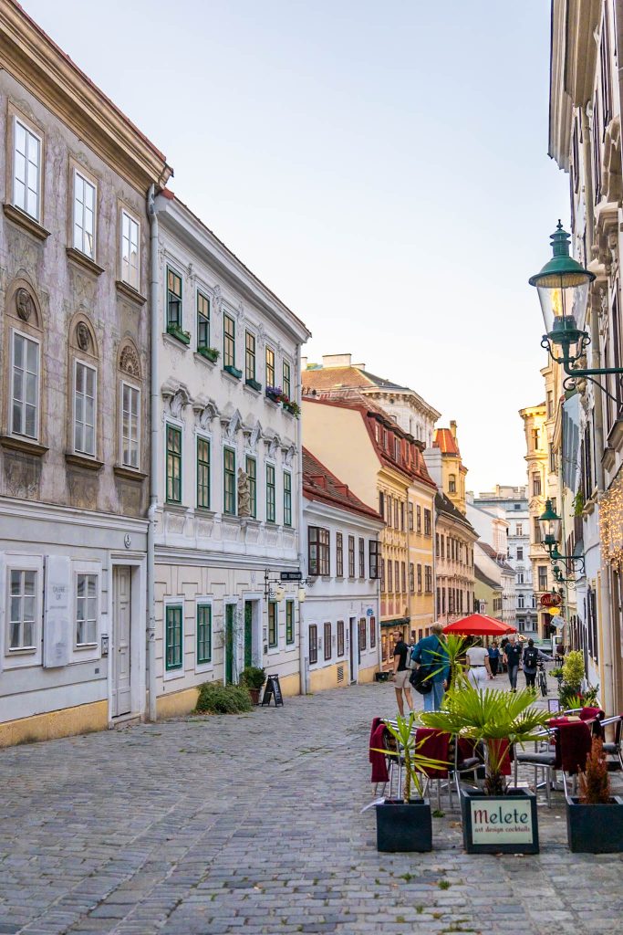 Gasse am Spielberg in Wien mit barocken Häusern und Gastgarten.