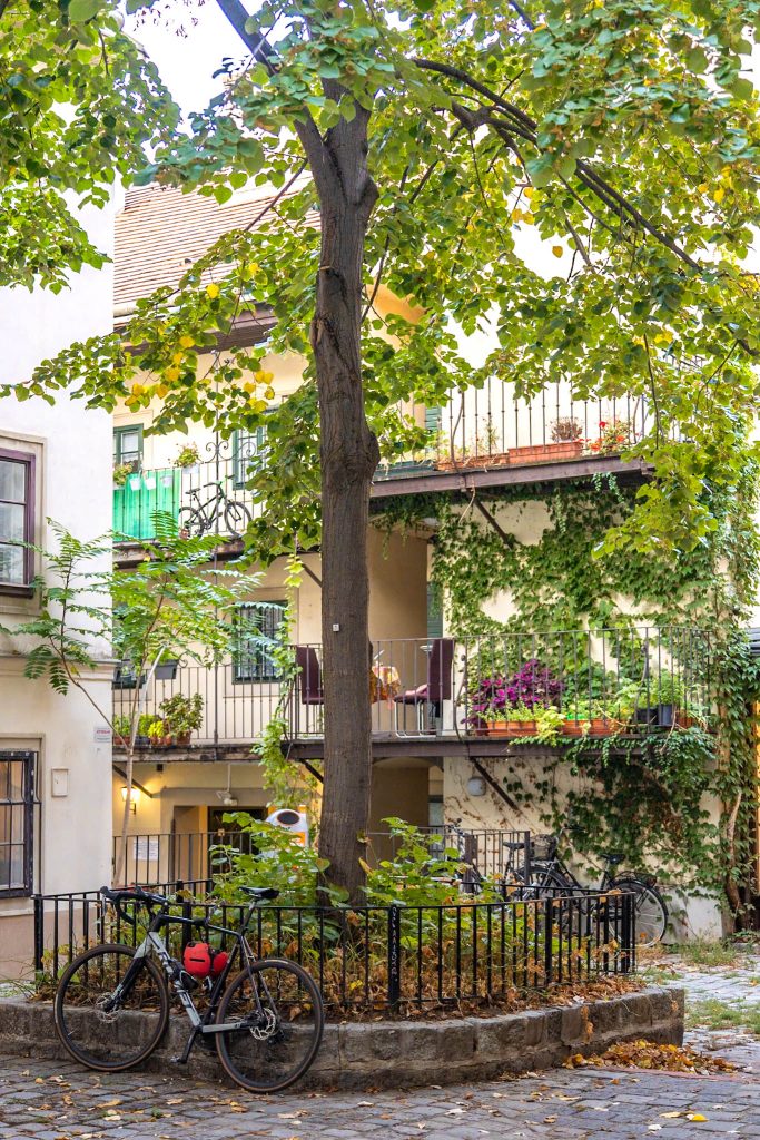 Platz mit Pawlatschenhaus am Spittelberg in Wien.