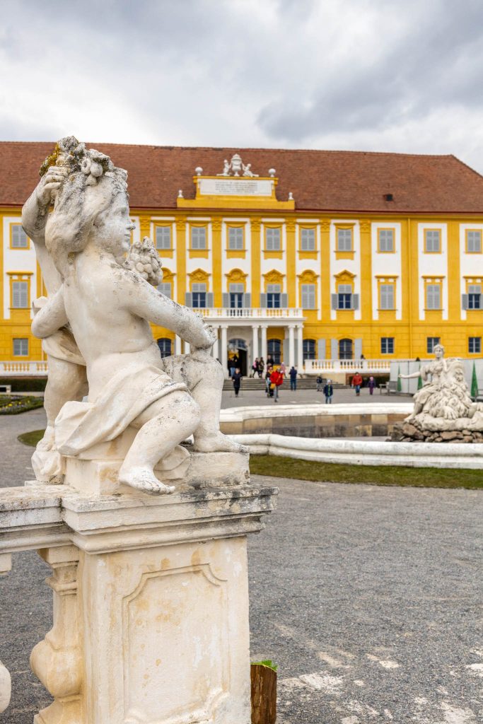 Aussenansicht mit Skulptur und Brunnen auf Schloss Hof nahe Wien.