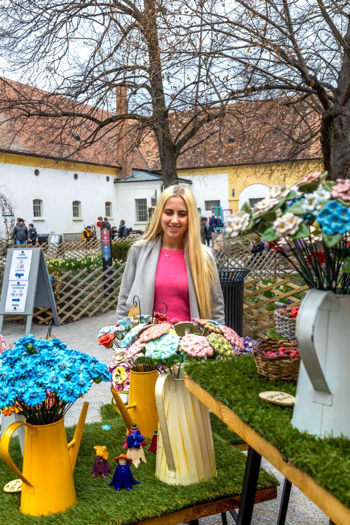 Keramikblumen auf dem Ostermarkt Schloss Hof nahe Wien.