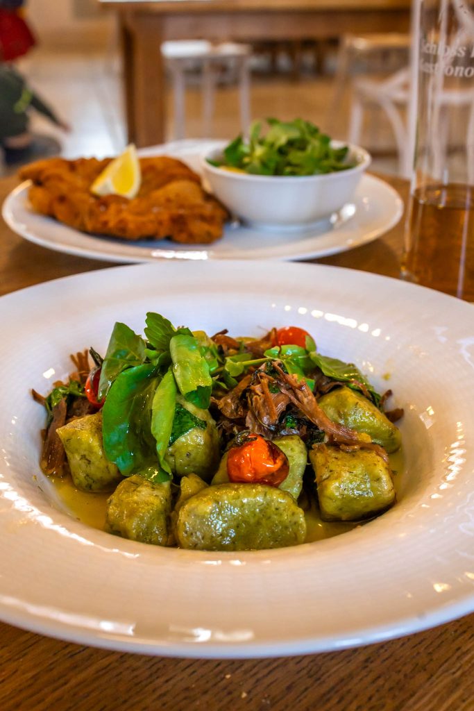 Ostermenü im Restaurant Kräutergarten auf Schloss Hof nahe Wien