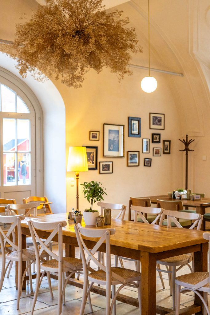 Heller Raum im Restaurant Kräutergarten auf Schloss Hof nahe Wien.