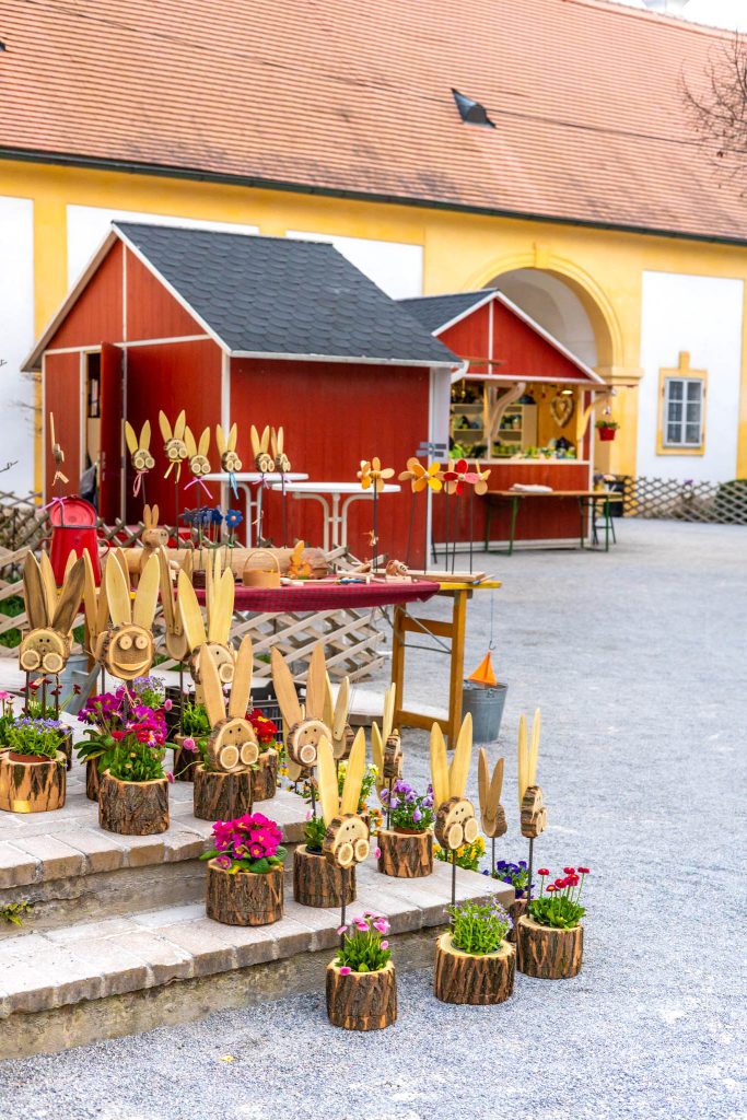 Marktstände auf dem Ostermarkt Schloss Hof nahe Wien.