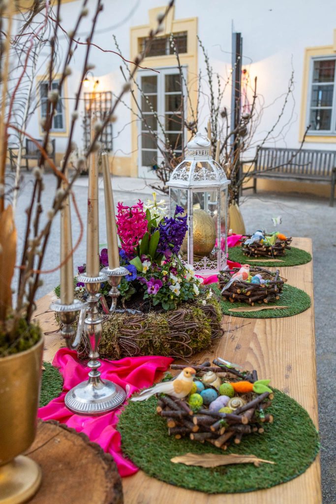 Österlich gedeckter Tisch auf Schloss Hof nahe Wien.