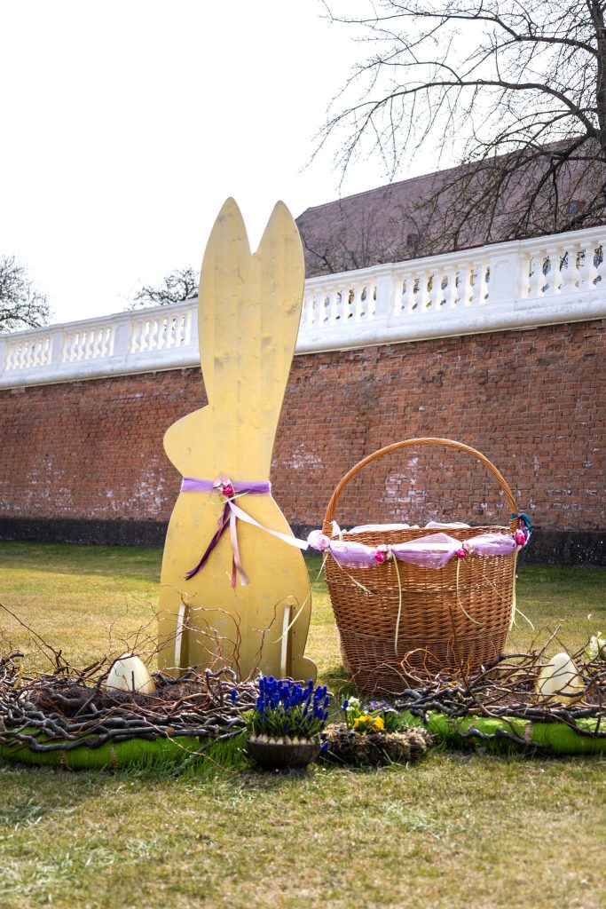 Ostermarkt auf Schloss Hof nahe Wien mit Osterhasen-Dekoration.