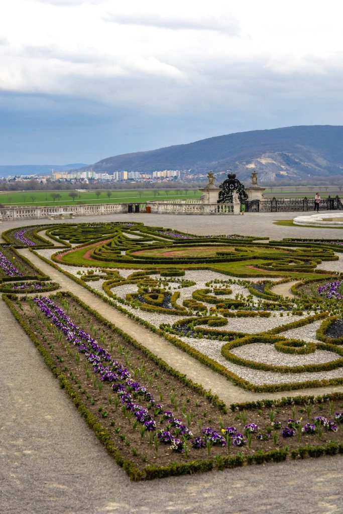 Barockgarten auf Schloss Hof nahe Wien.