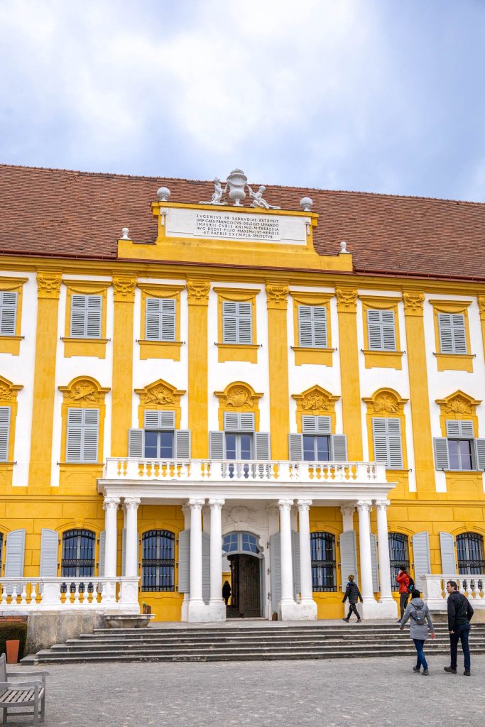 Aussenansicht mit Treppenaufgang auf Schloss Hof nahe Wien.