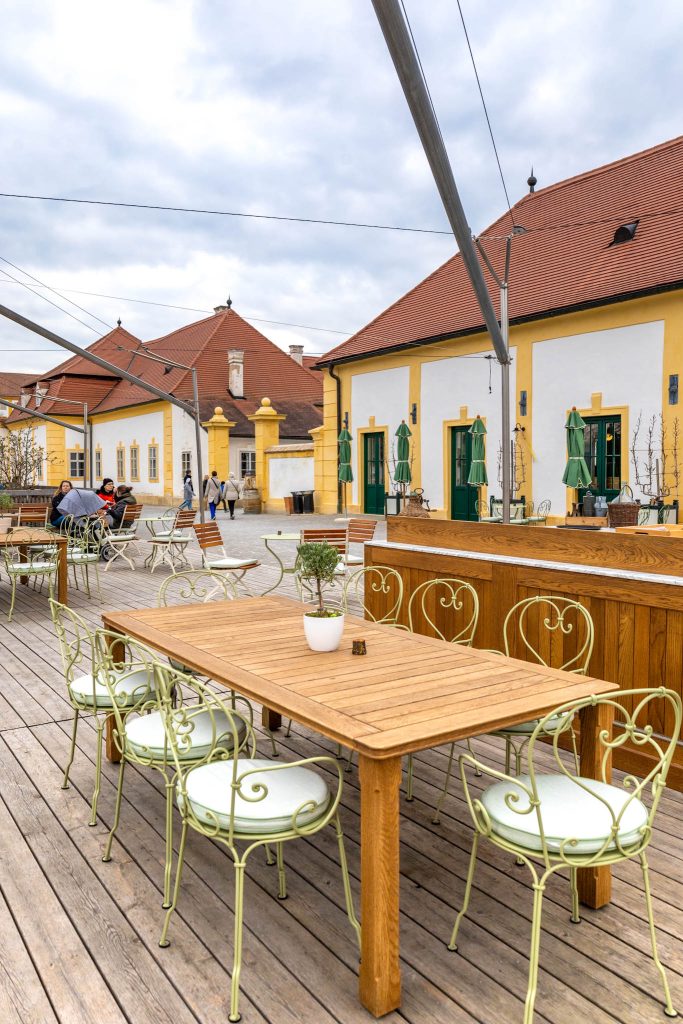 Terrasse im Restaurant Kräutergarten auf Schloss Hof nahe Wien.