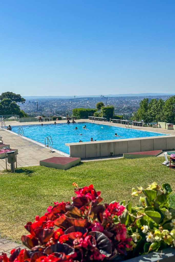 Großer Pool im Krapfenwaldbad mit Blick auf die Stadt.