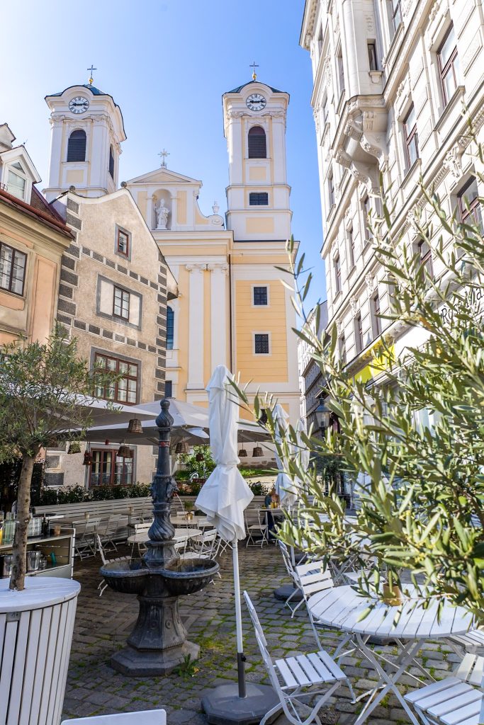 Gastgarten des Restaurant Erich am Ulrichsplatz in Wien.