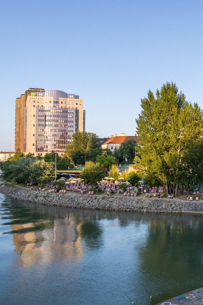 Blick auf Strandbar Herrmann in Wien vom Restaurant Klyo aus.