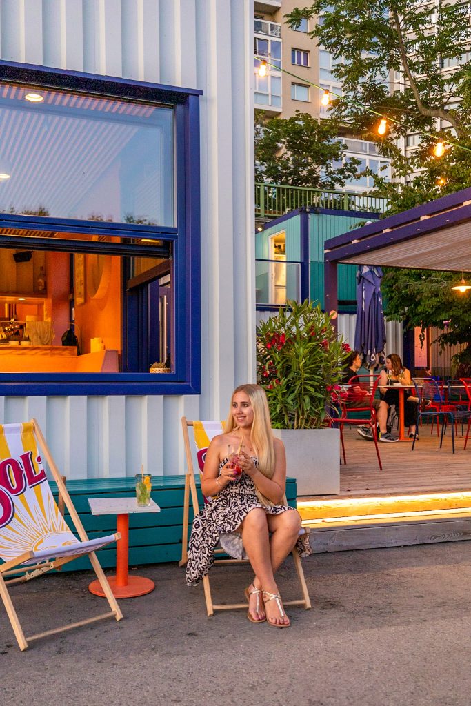 Bar Taste mit Liegestühlen und Cocktails am Donaukanal in Wien.