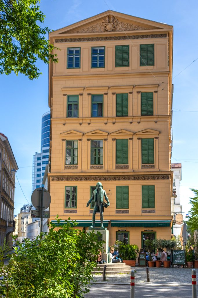 Blick auf das Ramasuri in der Praterstraße in Wien mit dem Nestroydenkmal.