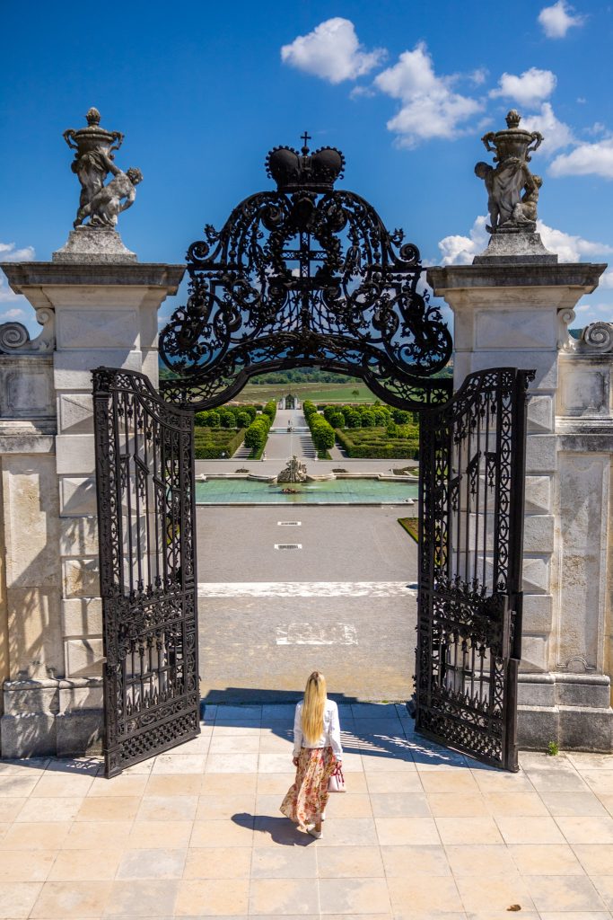 Eisernes schwarzes Tor zum Barockgarten auf Schloss Hof in Niederösterreich.