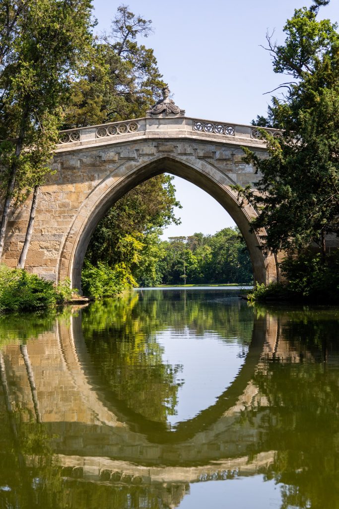 Brück im Schlosspark Laxenburg vom Wasser aus gesehen.