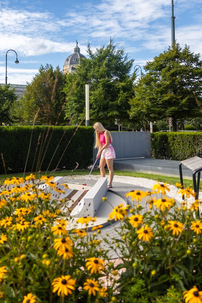 MQ Amore Minigolfplatz, im Vordergrund gelbe Blumen
