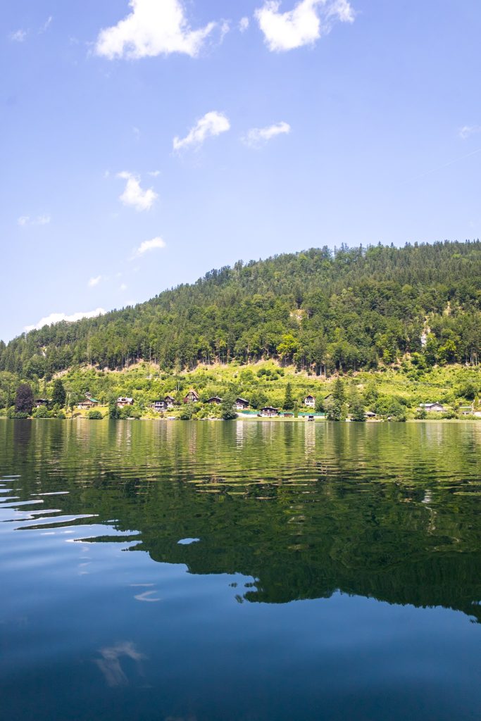 Lunzer See mit Blick auf den Wald und die Häuser.