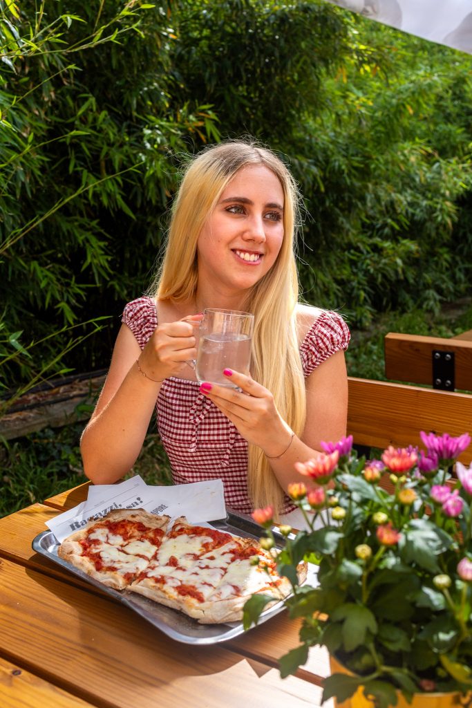 Pinsa im Garten des Freiluft Augartensommer.