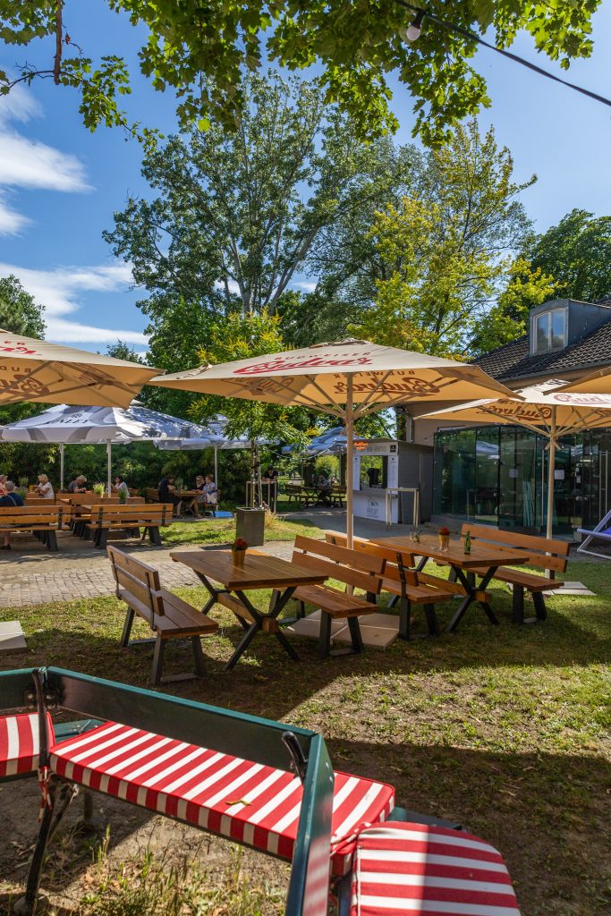 Sitzgelegenheiten im Garten des Freiluft Augartensommers.