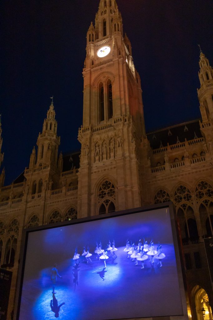 Filmfestival Rathausplatz Wien Ballett Schwanensee auf der Leinwand vor dem Rathaus.
