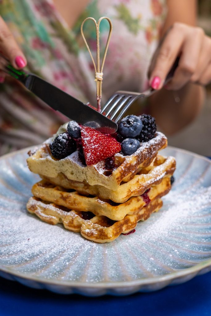 Waffle Tower mit Beeren auf Teller im Cafe Friedlich in Wien.