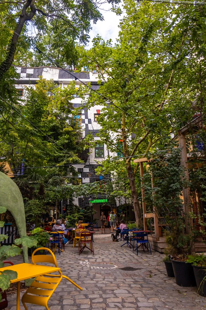 Gastgarten des Cafe Friedlich in Wien.