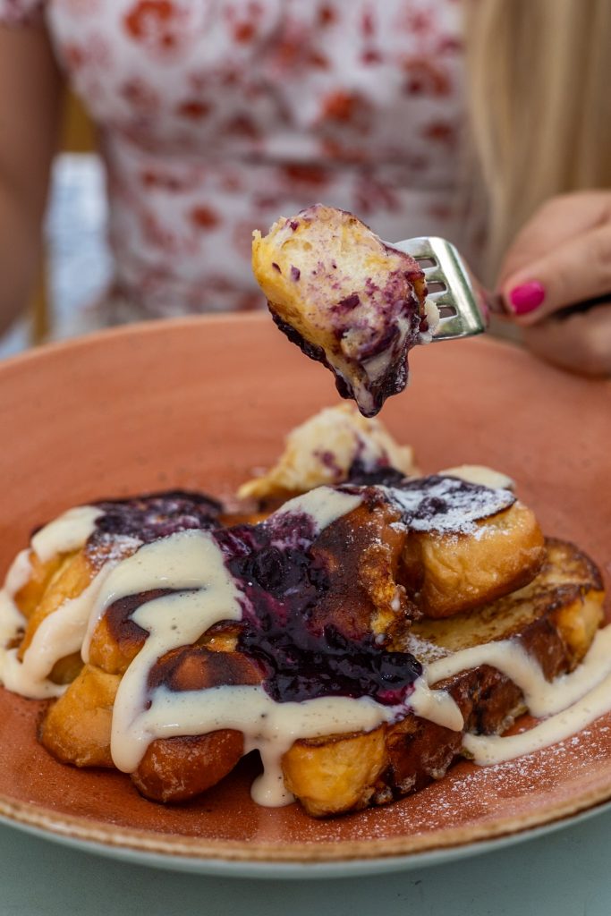 French Toast mit Beeren auf einem Teller im Cafe Treu am Platzl in Wien.