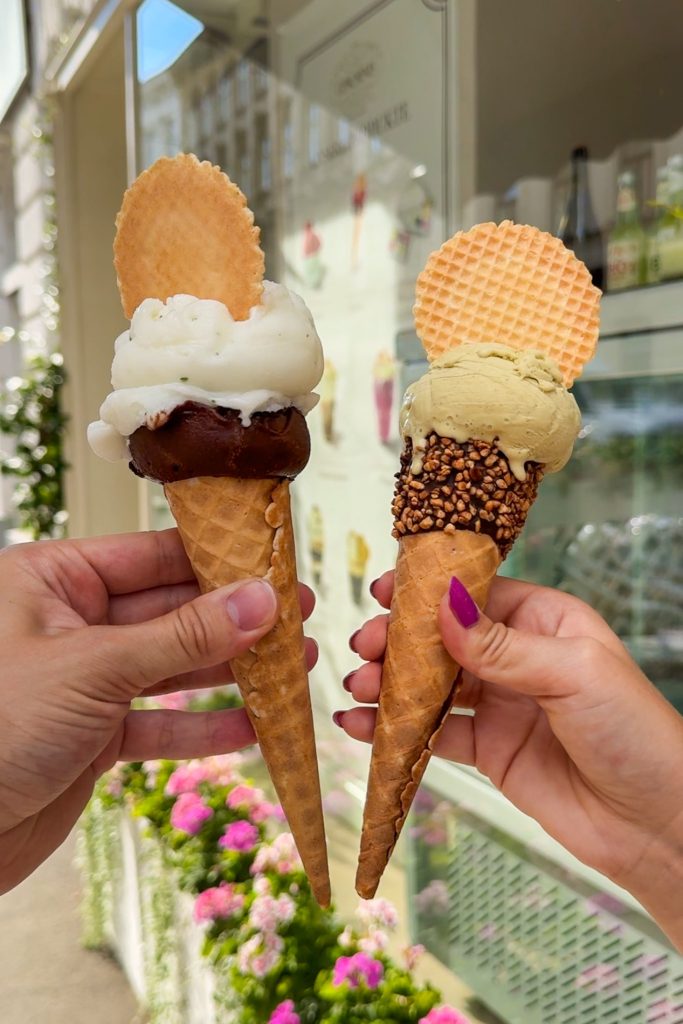 2 Tüten Eis mit jeweils 2 Kugeln und Waffel von Gefrorenes in Wien.